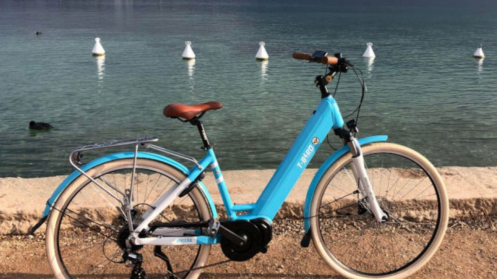 Vélo électrique en pause avec vue panoramique sur le lac d'Annecy